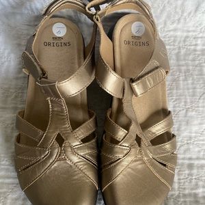 Earth Orgins women’s size 9 Savory Sierra heel & ankle hook & loop closure.